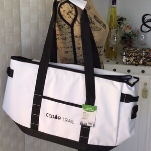 Home Cedar Trail holds 24 cans or food zipper main compartment & 2 handles